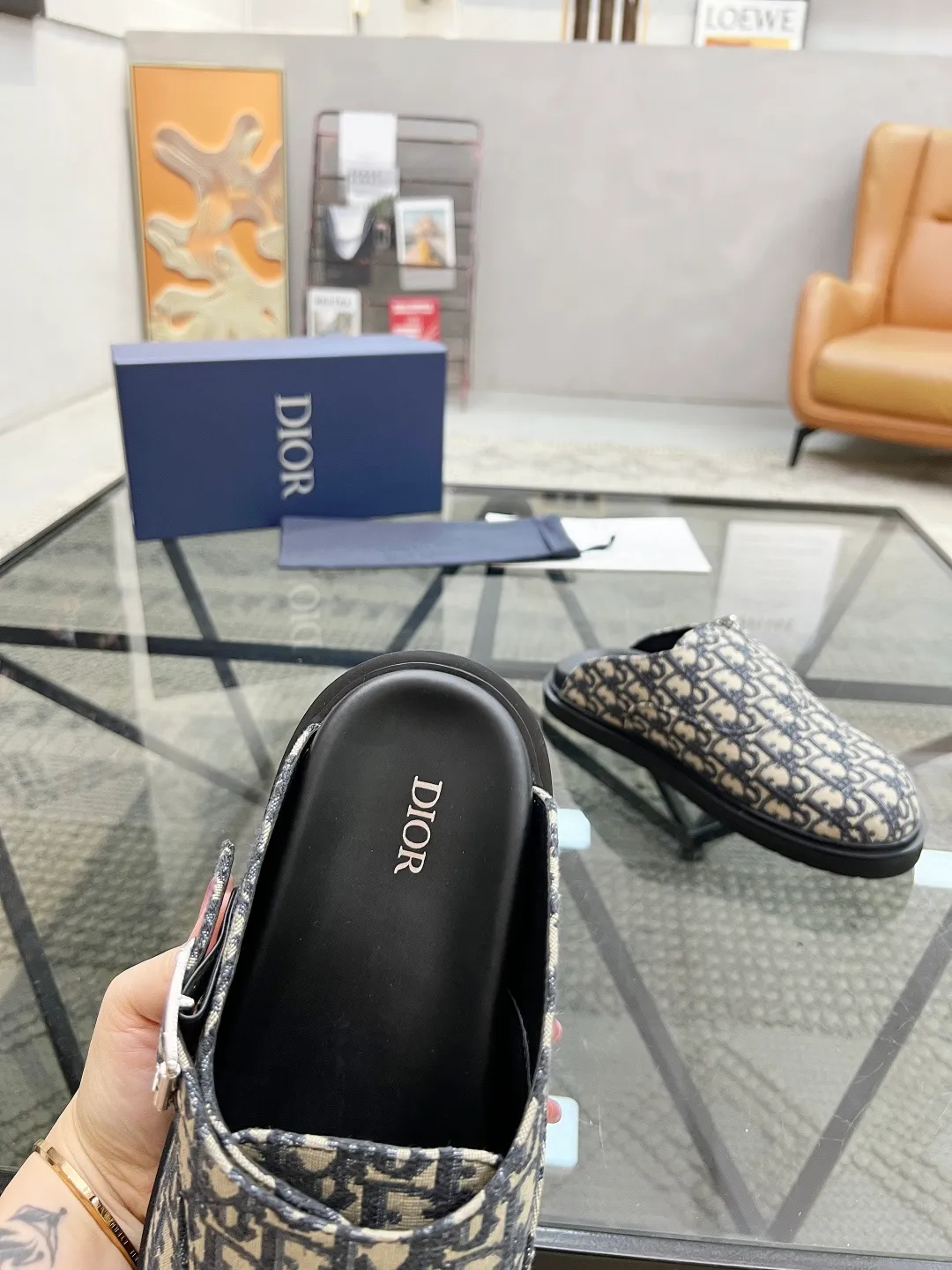 Men's Men's Shoes 💰340 [New Style] 🐝🐝2025ss Dior's latest men's slippers are a must-have. Dior Alias ​​Men's Genuine Leather Slippers This summer new Alias ​​sandal embodies a casual and elegant style. Carefully crafted from grained cow leather and Oblique printed fabric, with cowhide lining! Cross-strap design with metal-clad brass CD Diamond logo. The imported cowhide leather and rubber sole adds sophistication and comfort, while Oblique print-effect anti-slip panels add style. Code: 38-44 (45 can be customized